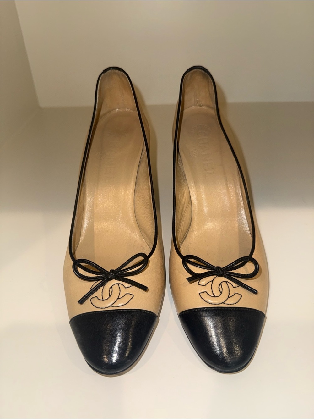 Classic Chenal Two-Tone Leather Pointed-Toe Heels - Black & Beige
